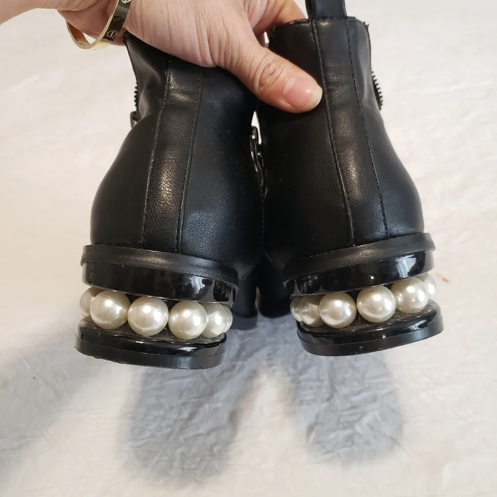 BLACK BOOTIES SIZE 71/2